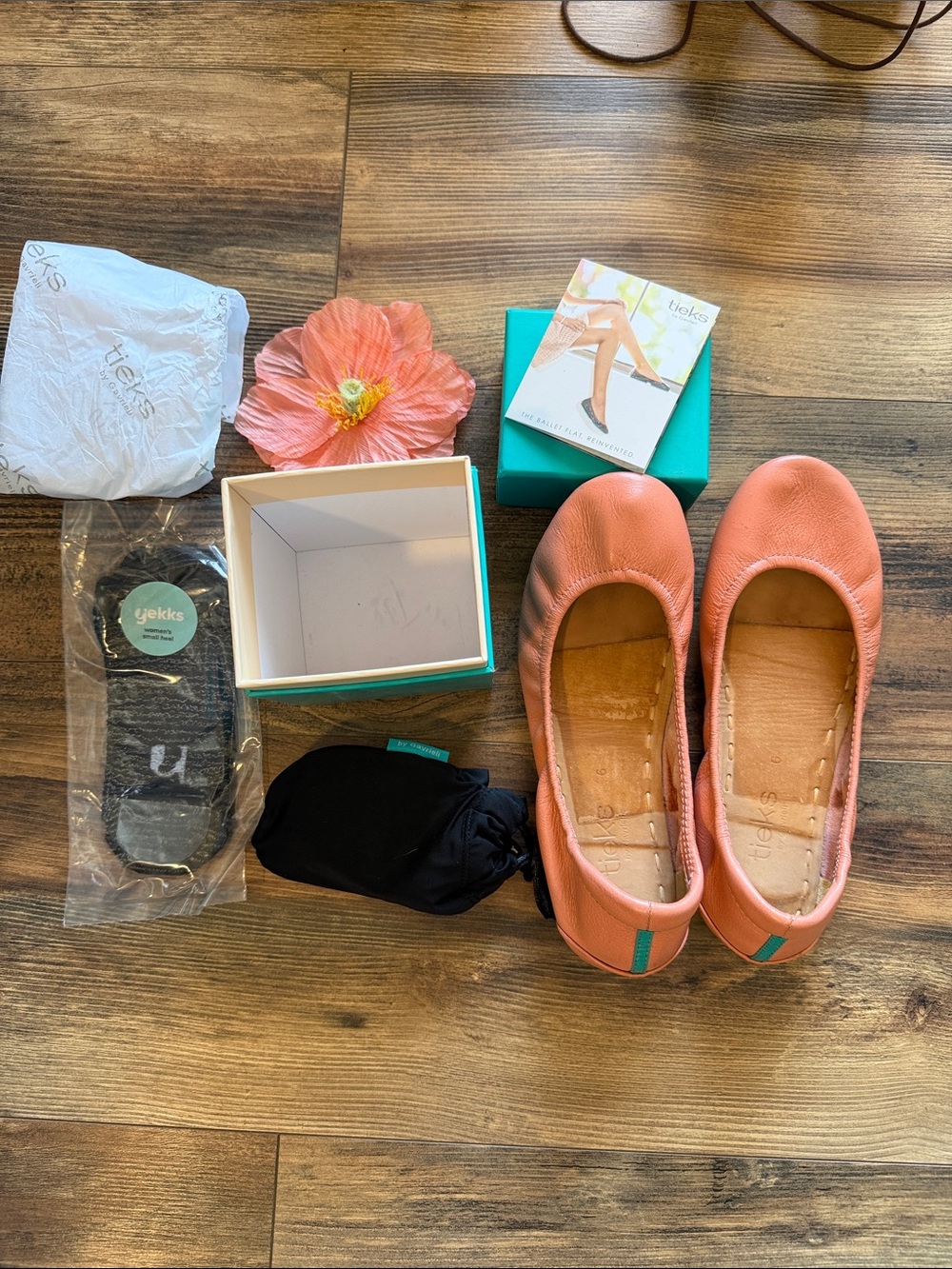 Tieks Peach poppy leather flats sz 6 with original box and new gekks inserts